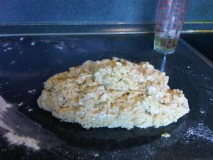 Изсипете тестото за козунака, върху намазания с олио плот.